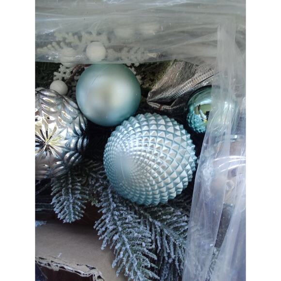 North Pole Trading Co. Ice Skate Blue Ornament Indoor Christmas Wreath - Picture 5 of 6